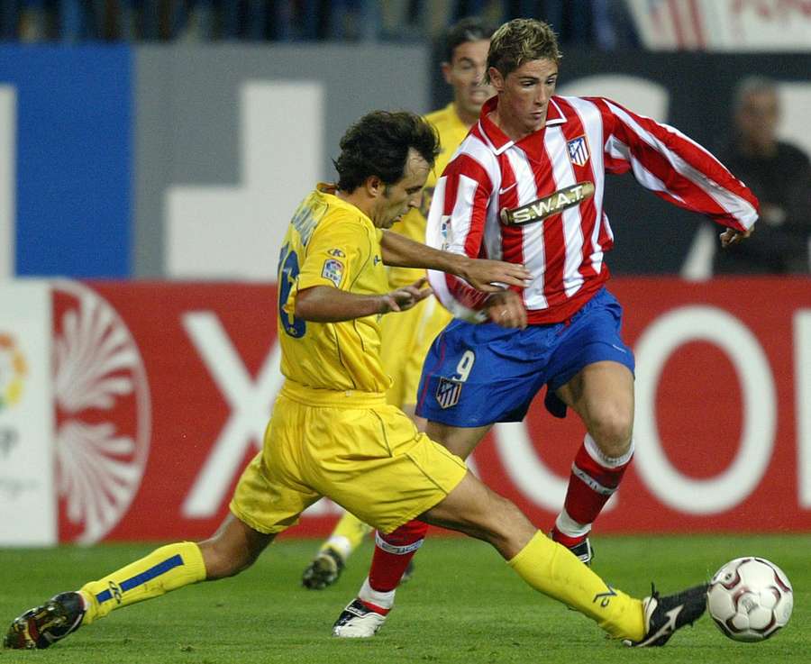 Quique Álvarez, ante Fernando Torres en un Atlético de Madrid-Villarreal