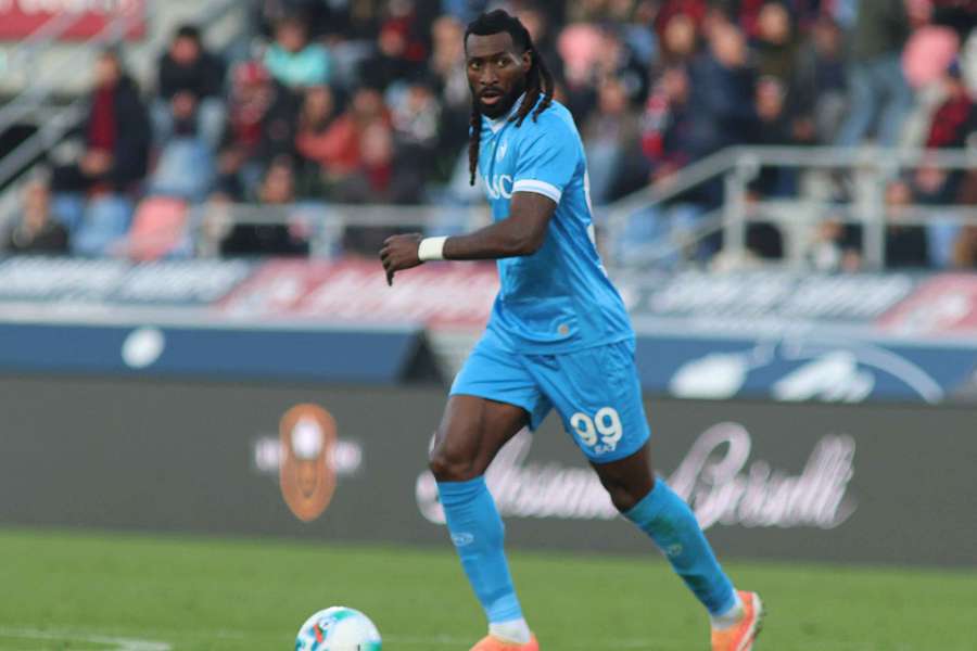 Frank Anguissa col Napoli a Bologna