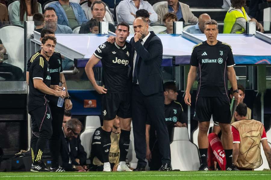 Igor Tudor carica Dušan Vlahović prima del suo ingresso in campo