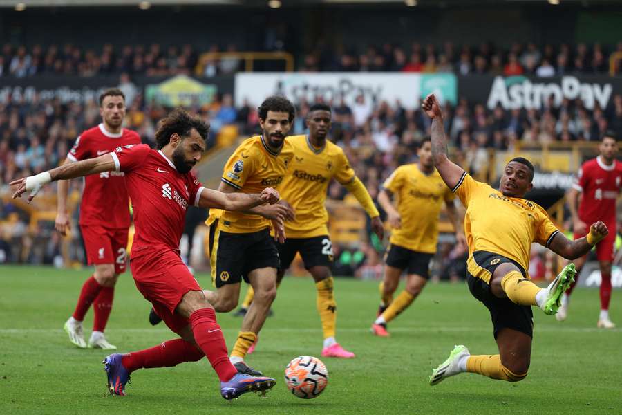 Mohamed Salah (L) crosses the ball