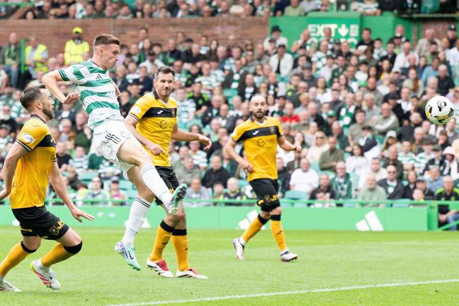 Johnny Kenny, do Celtic, marca para fazer o 3-0