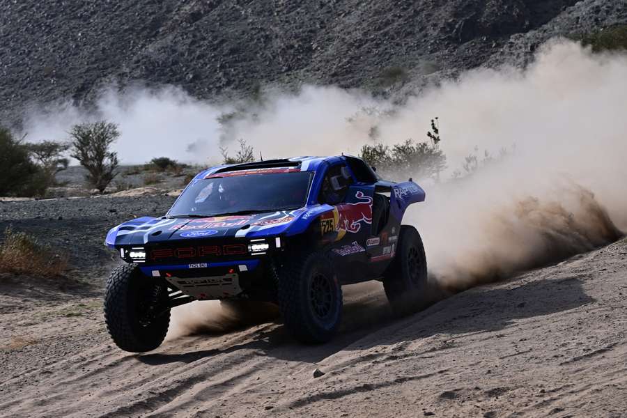 Carlos Sainz sufrió dos pinchazos en la tercera etapa del Dakar Carlos Sainz sufrió dos pinchazos en la tercera etapa del Dakar