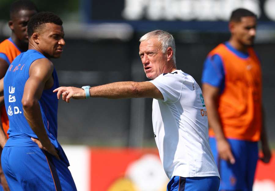 Deschamps orienta Mbappé antes da estreia francesa na Copa Deschamps orienta Mbappé antes da estreia francesa na Copa