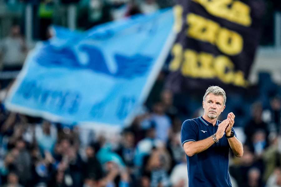 Marco Baroni applaude i tifosi dopo la vittoria contro il Verona