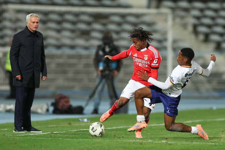 Catarino Pascoal tenta roubar a bola a Barreiro