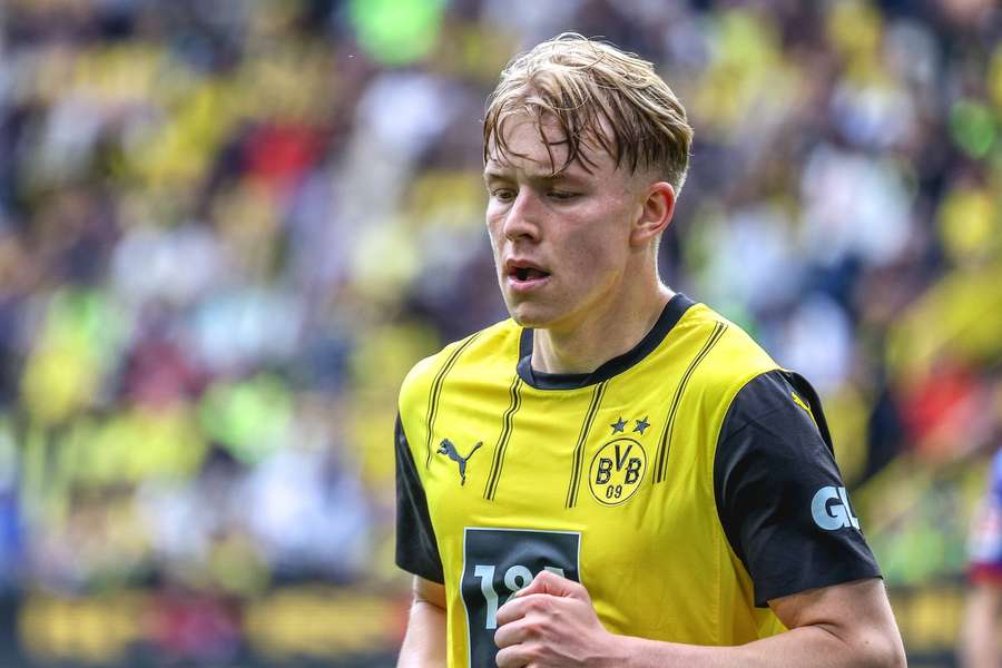 Daniel Svensson in action for Borussia Dortmund earlier this season