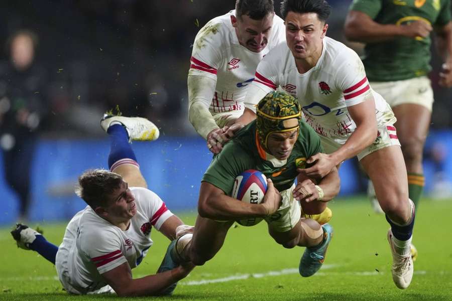 England slump to Springboks defeat despite Thomas du Toit red