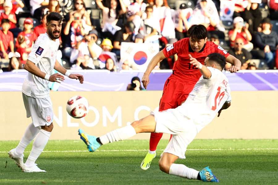 Lee Kang-in della Corea del Sud segna il suo terzo gol.