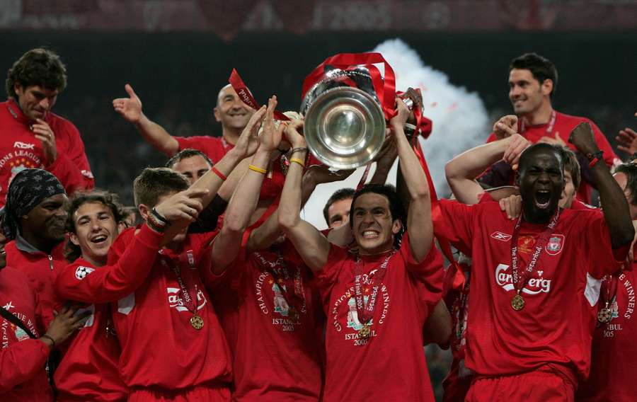 Luis García met de Champions League-trofee na de gewonnen finale in 2005