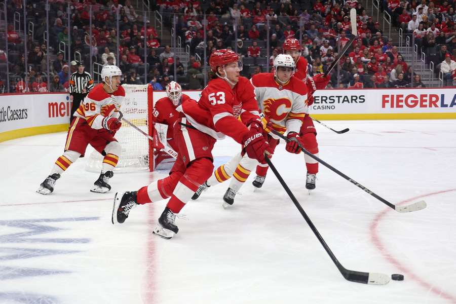 Moritz Seider (m.) und seine Red Wings marschieren in der NHL