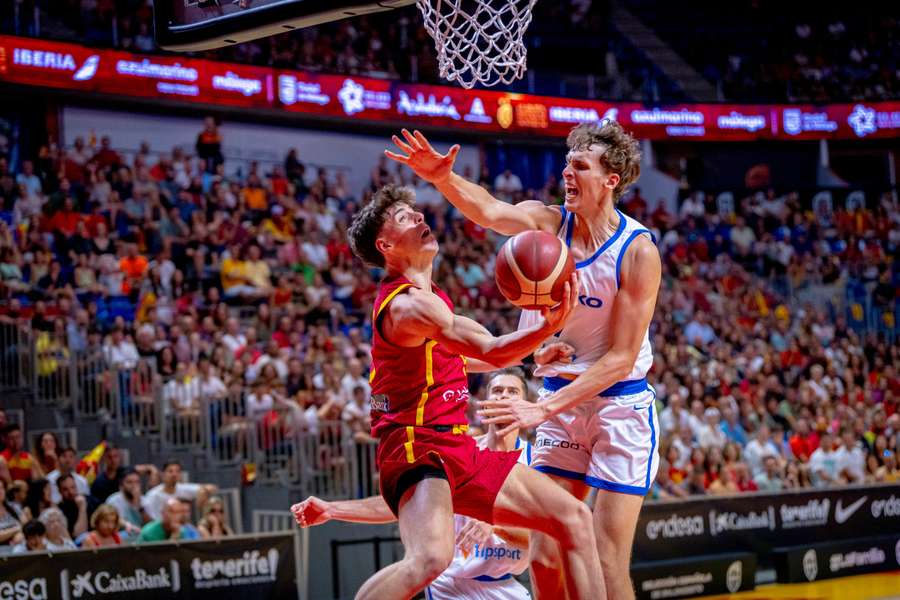 Mario Saint-Supéry entra a canasta durante el España-República Checa