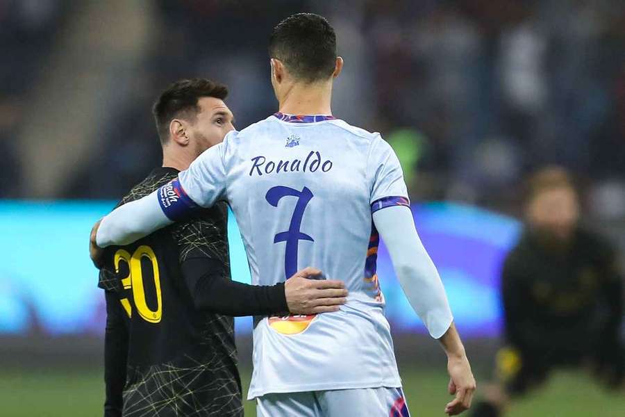 Lionel Messi (PSG) și Cristiano Ronaldo (Riyadh All-Star XI), pe King Fahd Stadium din Riyadh, în 2023 Lionel Messi (PSG) și Cristiano Ronaldo (Riyadh All-Star XI), pe King Fahd Stadium din Riyadh, în 2023