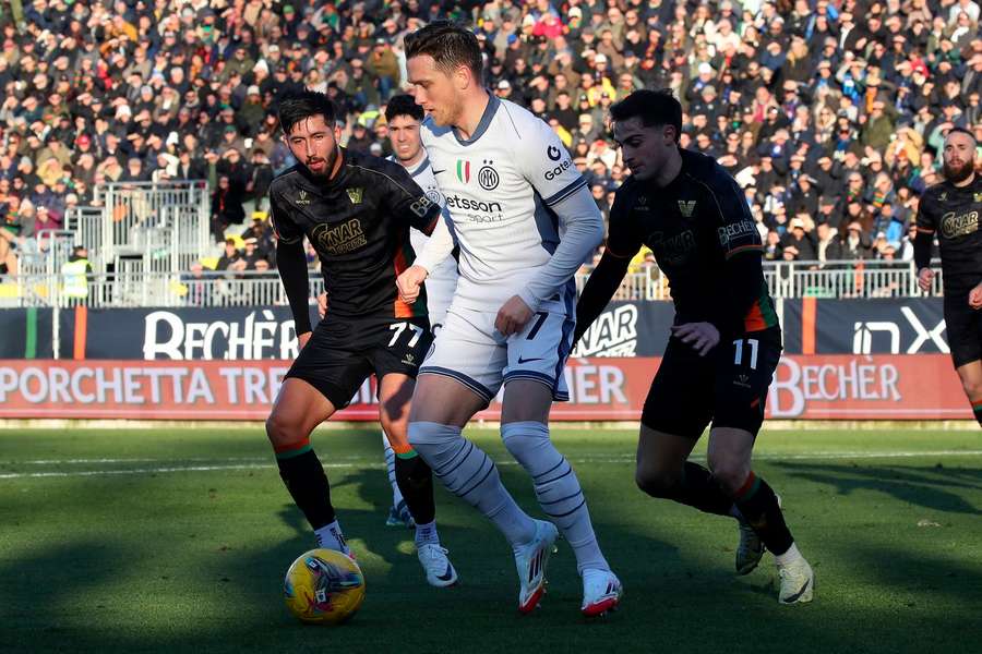Inter z trudem wygrywa z Venezią i goni Napoli w tabeli Serie A. Cały mecz Zielińskiego