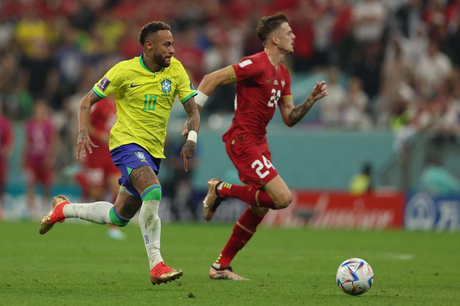 Neymar si poranil kotník v úvodním utkání šampionátu proti Srbsku.