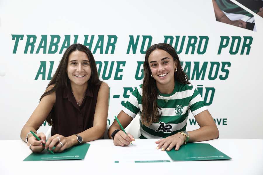 Daniela Arques na assinatura do contrato Daniela Arques na assinatura do contrato