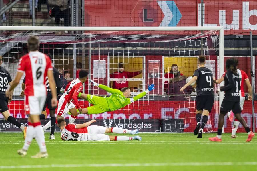 Djenahro Nunumete scoort de 1-0 voor FC Emmen tegen TOP Oss