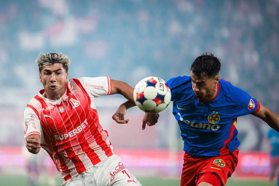 Alexandru Musi într-un duel în partida Dinamo - FCSB