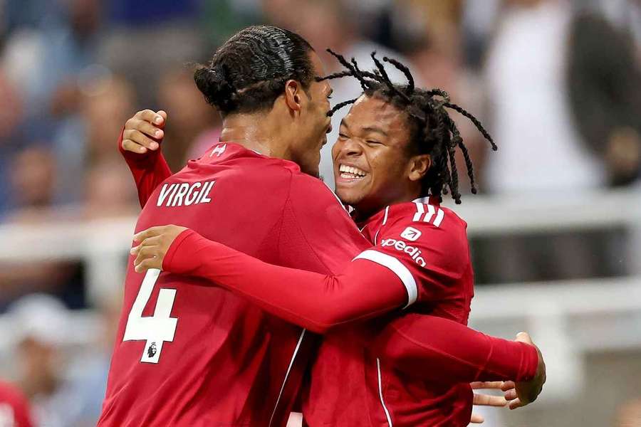 Van Dijk a Ngumoha po zápase.