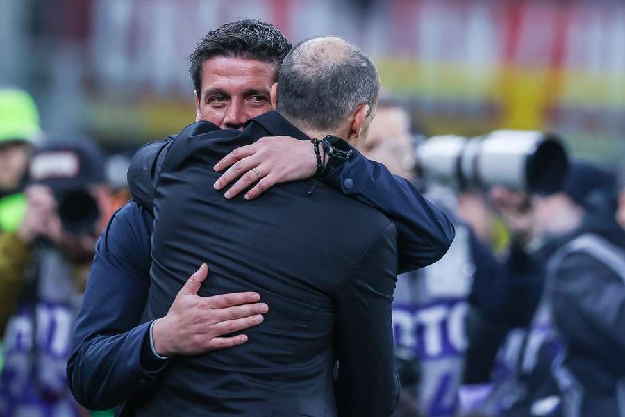 Cristian Chivu se îmbrățișează cu Massimiliano Allegri