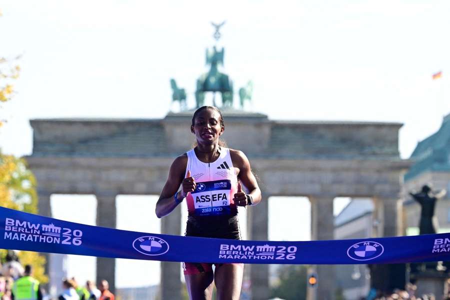 Tigst Assefa erreichte die Ziellinie in Berlin mit gemischten Gefühlen. Tigst Assefa erreichte die Ziellinie in Berlin mit gemischten Gefühlen.