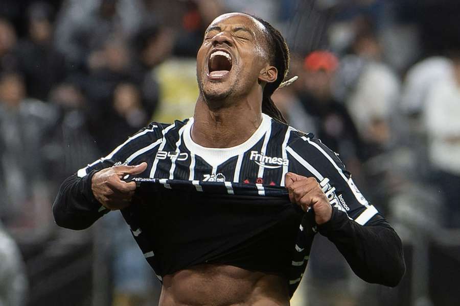 Carrillo lamenta chance perdida em Corinthians 1x2 Chapecoense