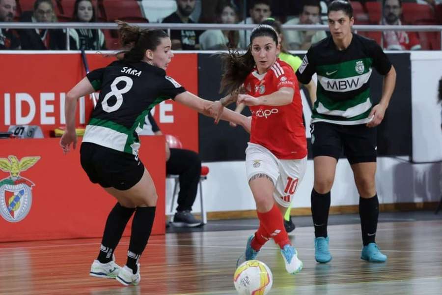 Benfica goleou a isolou-se à condição na liderança