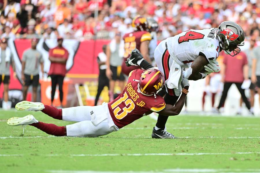 Emmanuel Forbes Jr. maakt een tackle in de wedstrijd tegen de Buccaneers