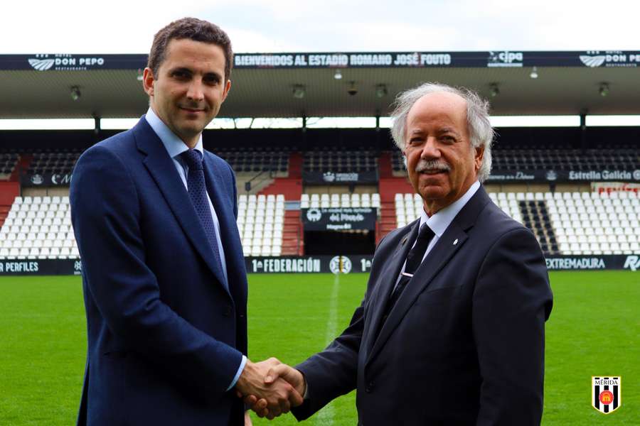 Alejandro Pérez, a la izquierda, y Cliff Crown, a la derecha, en el Estadio Romano José Fouto