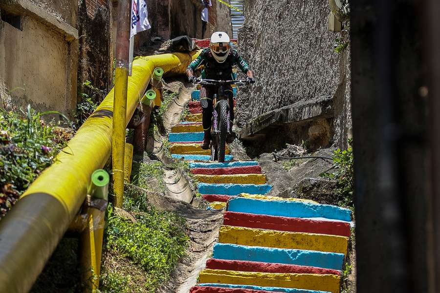 Así baja las escalinatas un corredor Así baja las escalinatas un corredor