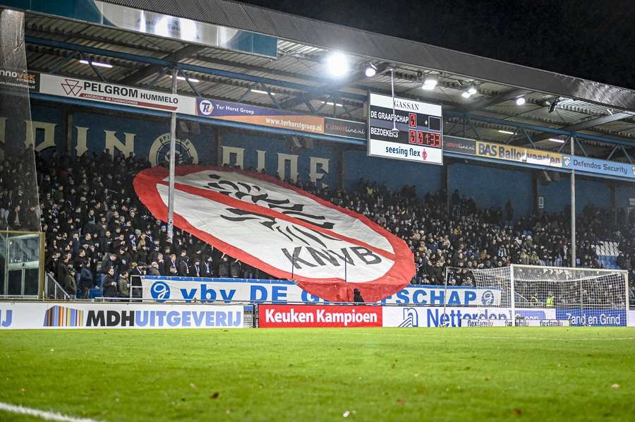 De fans van De Graafschap protesteerden tegen voetbalbond KNVB