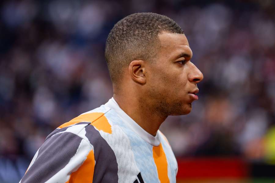 Kylian Mbappe de la Real Madrid se încălzește