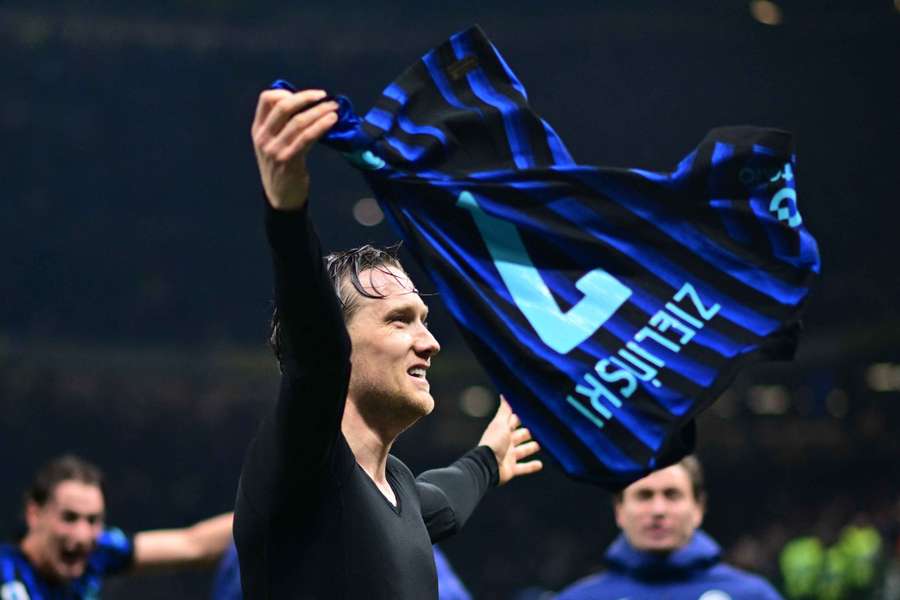 Piotr Zielinksi feiert seinen Siegtreffer.