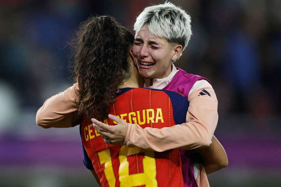 Pau Comendador abraza a una de sus compañeras