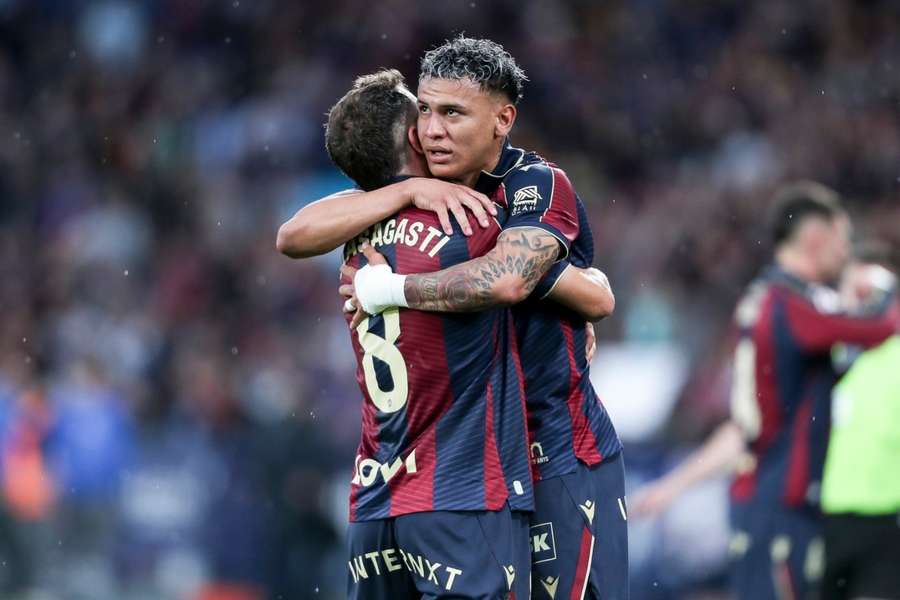 Kevin Arriaga celebra con Olasagasti su gol ante el Mallorca