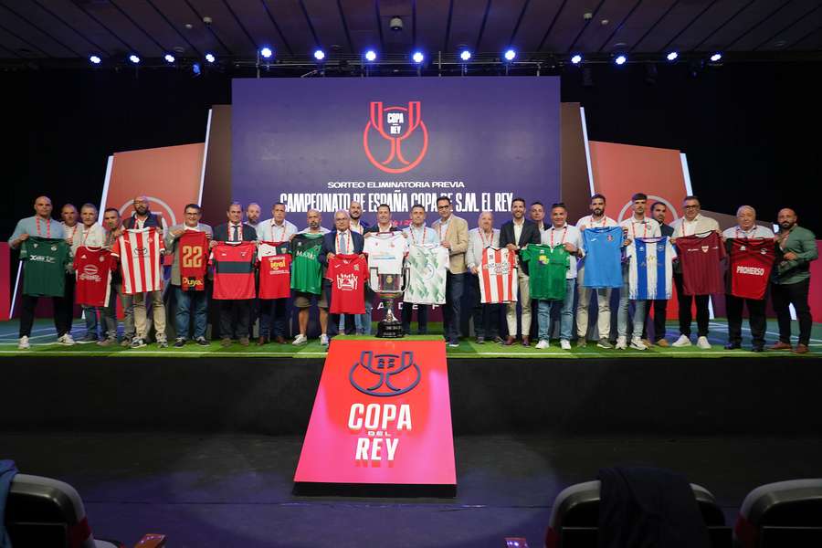 Los representantes de los 20 equipos participantes en el sorteo