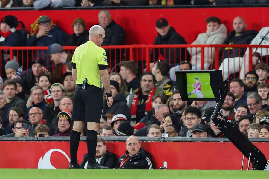 Arbitrii din Premier League îşi modifică decizia în 95% din cazuri după intervenția VAR Arbitrii din Premier League îşi modifică decizia în 95% din cazuri după intervenția VAR