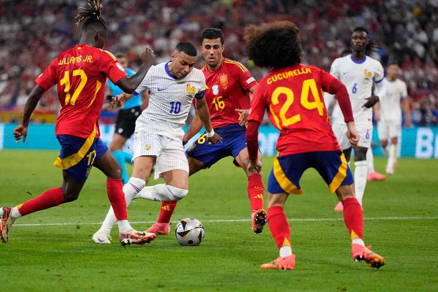 Nico Williams, Rodri a Cucurella budou znovu bránit Mbappého. Nico Williams, Rodri a Cucurella budou znovu bránit Mbappého.
