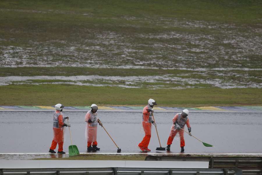 Marshalls proberen de baan droog te houden na hevige regenval in São Paulo