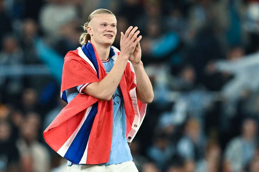 Erling Haaland met de Union flag om zijn schouders gedrapeerd