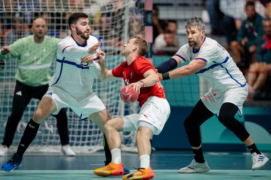 Luka Karabatic havde svært ved at holde Mathias Gidsel.