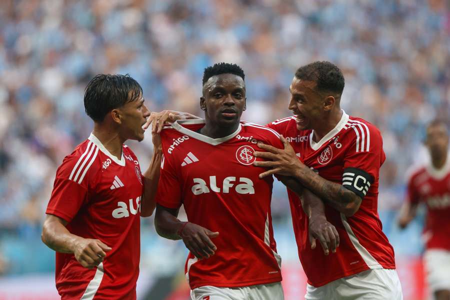 Carbonero (ao central) e Alan Patrick (à direita) anotaram os gols da vitória colorada Carbonero (ao central) e Alan Patrick (à direita) anotaram os gols da vitória colorada