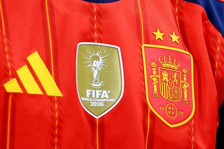 Recreación de la camiseta de España con el parche de campeona del mundo en 2026 y con las dos estrellas sobre el escudo