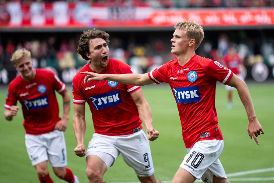 Silkeborgs Søren Tengstedt har, på straffespark, scoret til 1-0 og jubler med Alexander Lind og Pelle Mattsson