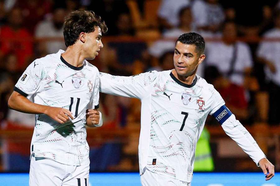 João Félix festeja com Cristiano Ronaldo após marcar à Arménia