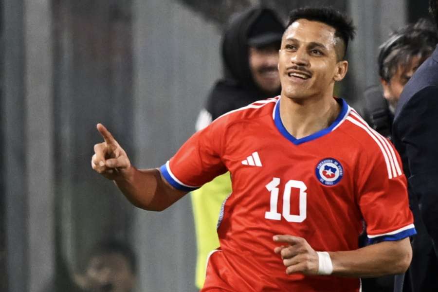 Alexis Sánchez comemora o tento da vitória no Chile