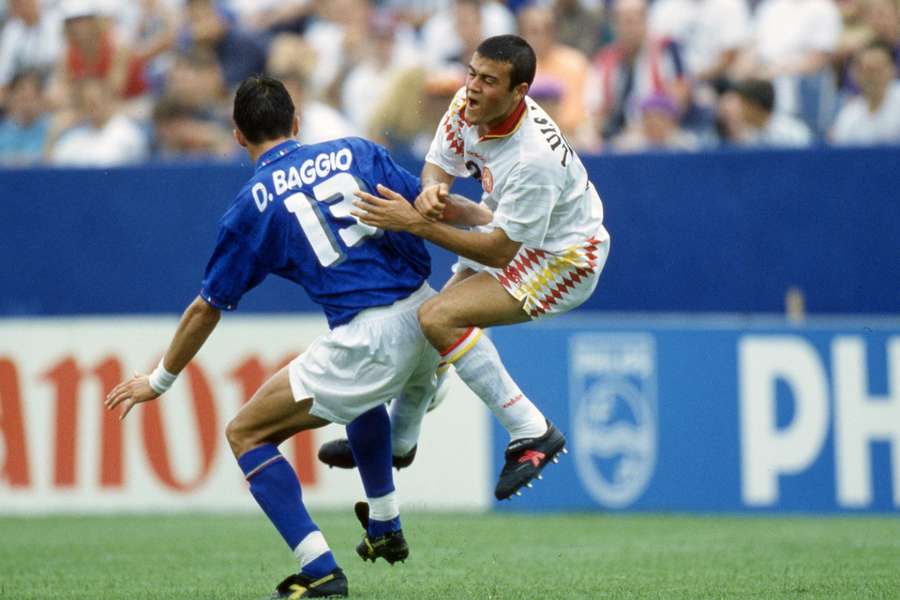 Dino Baggio derriba a Luis Enrique en un Italia-España.
