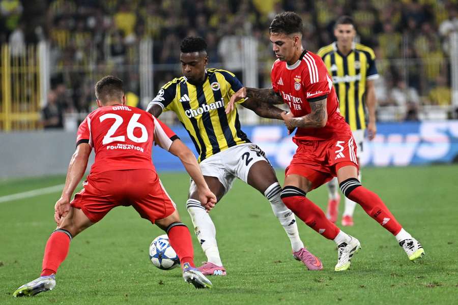 Nélson Semedo tenta passar por dois adversários