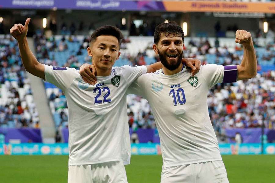 Abbosbek Fayzullayev e Jaloliddin Masharipov festejam pelo Uzbequistão Abbosbek Fayzullayev e Jaloliddin Masharipov festejam pelo Uzbequistão