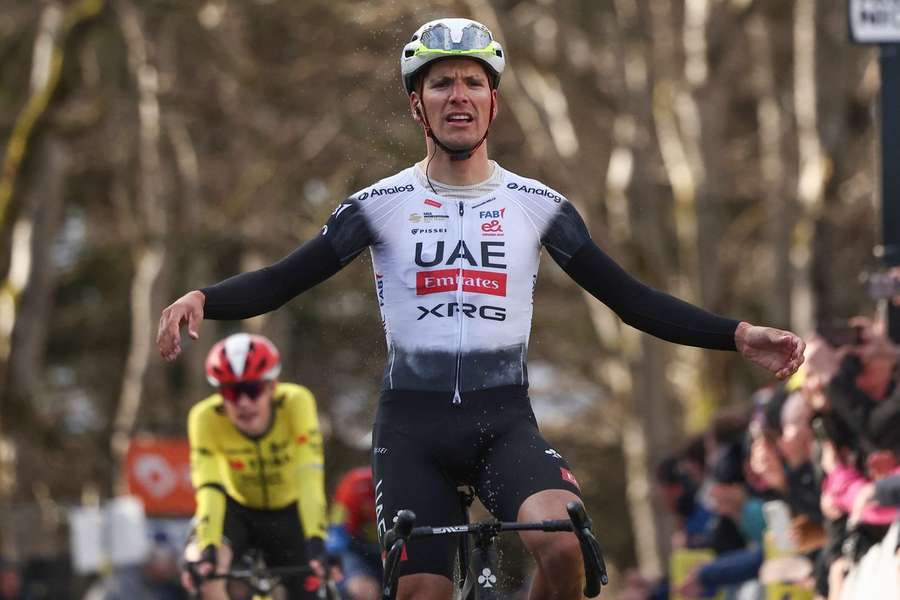 Ciclismo: João Almeida fechou com bis o triunfo histórico na Volta ao País Basco