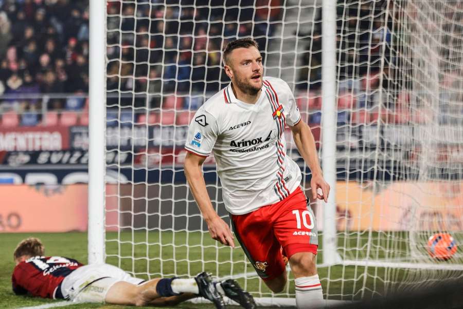 Jamie Vardy celebrates his second goal against Bologna